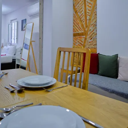 Апартаменты Downtown Retreat